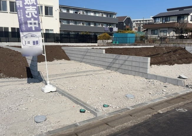 【外観】 | 現地に行くなら、物件の周囲の地形がどうなっているかを見ることも大切です。周辺より低くなっている土地では、大雨などで水が集まりやすいため、地盤が弱くなっているということも考えられるため、注意が必要です。
