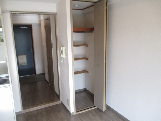 大切な衣類を収納できるクローゼットです