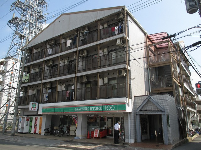 建物の個性を主張するシックな外観です