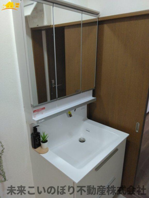 【独立洗面台】 | 北本市本町3丁目中古戸建て | 鏡の裏は収納になっています。
スッキリ収納ができます！