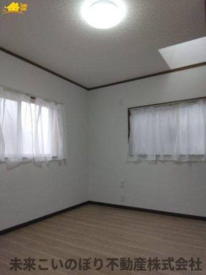 【子供部屋】 | 北本市本町3丁目中古戸建て | 二面採光のお部屋で日当たり通風良好です！
収納も大きく過ごしやすいです。お子さんのお部屋にいかがでしょうか