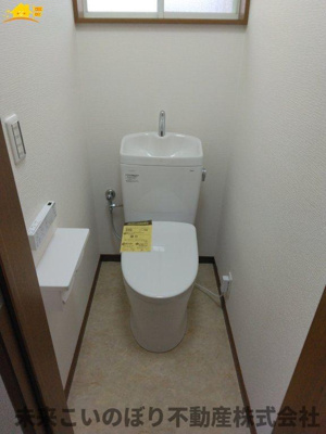 【トイレ】 | 北本市本町3丁目中古戸建て | シンプルな機能を搭載したトイレ。家族みんなが使う場所だからこそ清潔にこだわりたいですね。