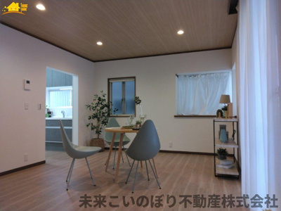 【居間・リビング】 | 北本市本町3丁目中古戸建て | 一日の中で多くの時間を過すことになるリビングダイニングだからこそ、いつも穏やかな空間であることが必然。爽やかな通風と採光を存分に感じる事が出来る空間です。