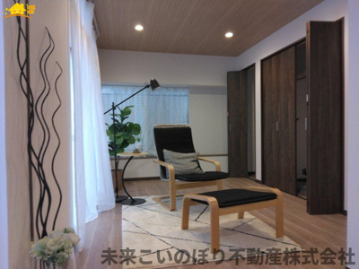 【居間・リビング】 | 北本市本町3丁目中古戸建て | 広々とした解放間のあるリビングで、家族の会話も弾みますね！