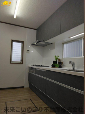 【キッチン】 | 北本市本町3丁目中古戸建て | お料理に集中できる独立型キッチン！音や匂いがダイニングに届きにくいのが特徴です。壁面が多いので収納スペースにも余裕ができ急な来客の際に積み重なった食器を見られてしまったなんてことも防げますよ！