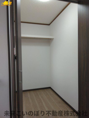 【収納】 | 北本市本町3丁目中古戸建て | たくさん収納可能なウォークインクローゼットがあるので、収納家具を置かずにお部屋がスッキリ！