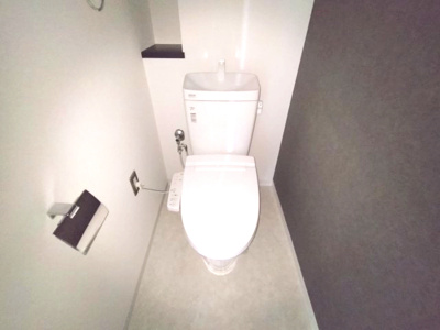 【トイレ】 | シンフォニアみなみが丘イーストコートD棟 | 潔感あふれるシンプルで機能的なトイレです。温水洗浄便座付きで毎日を快適に過ごせます。