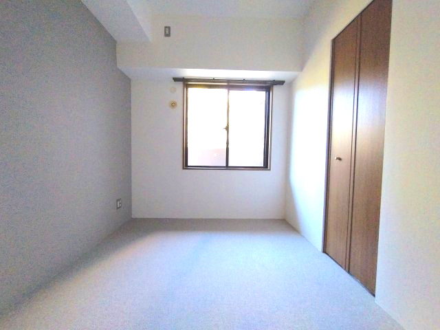 シンフォニアみなみが丘イーストコートD棟の洋室|5.0帖の洋室。
コンパクトなお部屋ですが窓や収納があるので快適に過ごせます。
