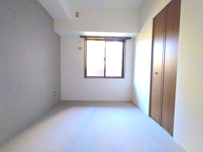 【洋室】 | シンフォニアみなみが丘イーストコートD棟 | 5.0帖の洋室。
コンパクトなお部屋ですが窓や収納があるので快適に過ごせます。
