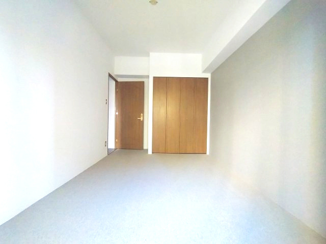 シンフォニアみなみが丘イーストコートD棟の洋室|無駄を省いたシンプルなデザインは自由なレイアウトを可能にします。あなたのライフスタイルに合わせて多様な使い方ができる汎用性の高さが魅力です。