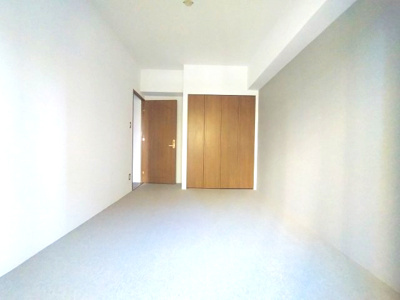 【洋室】 | シンフォニアみなみが丘イーストコートD棟 | 無駄を省いたシンプルなデザインは自由なレイアウトを可能にします。あなたのライフスタイルに合わせて多様な使い方ができる汎用性の高さが魅力です。