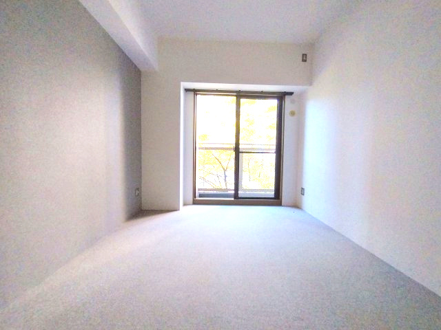 シンフォニアみなみが丘イーストコートD棟の洋室|収納スペースを確保しつつ広さも確保された洋室。寝室としてはもちろん書斎や趣味のスペースとしても活用できます。