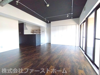 【居間・リビング】 | シンフォニアみなみが丘イーストコートD棟 | 白い壁は光を反射し部屋を明るく見せます。どんな色とも合わせやすいのでインテリアのコーディネートの幅も広がります。