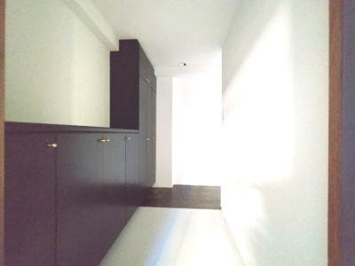 【玄関】 | シンフォニアみなみが丘イーストコートD棟 | 玄関を入ると清潔感のある明るい空間が広がります。大型のシューズボックスは家族みんなの靴をすっきり収納できいつも片付いた状態を保てます。