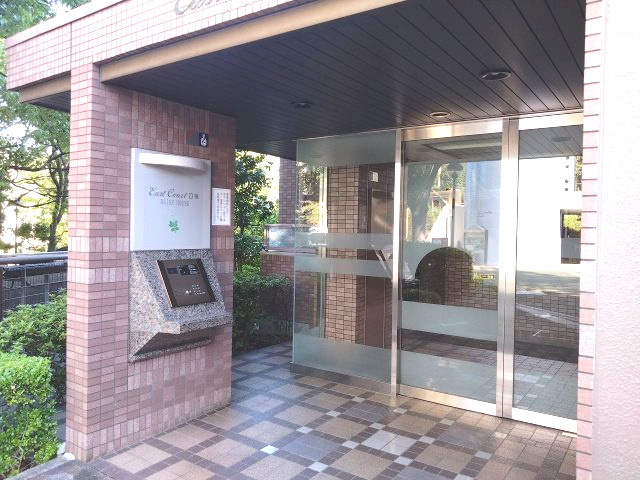 シンフォニアみなみが丘イーストコートD棟|重厚感のある石造りのエントランスが、住まいの品格を物語ります。訪れる人を優雅に迎え入れる、こだわりのデザインです。