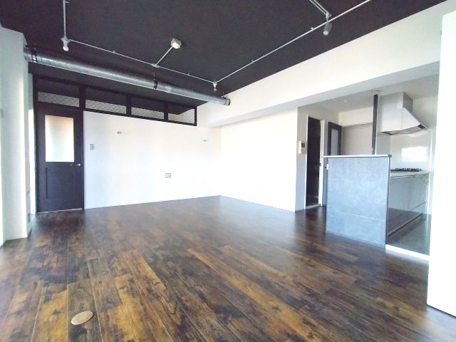 シンフォニアみなみが丘イーストコートD棟の居間・リビング|陽当たりが心地の良いリビング空間です。
日中はカーテンを開けて自然な光を取り込みリラックスして過ごしたいですね♪
