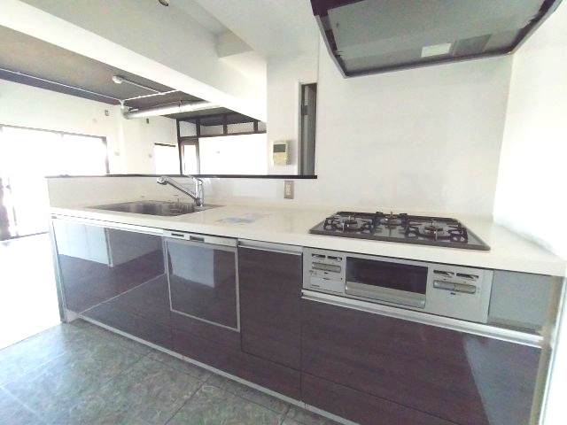 シンフォニアみなみが丘イーストコートD棟のキッチン|料理をするのが楽しくなる清潔感あふれるシステムキッチン。広々とした調理スペースと三口コンロで、快適にお料理を楽しめます。