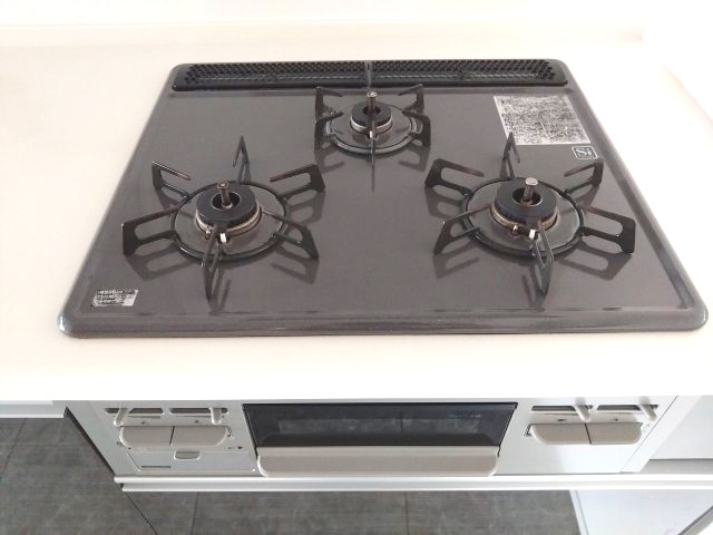 シンフォニアみなみが丘イーストコートD棟のキッチン|3口コンロ付なのでお料理がはかどります！煮込み料理などお時間の掛かる料理をしながら他の料理も作れるので料理時間の短縮にもなりますね♪