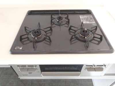 【キッチン】 | シンフォニアみなみが丘イーストコートD棟 | 3口コンロ付なのでお料理がはかどります！煮込み料理などお時間の掛かる料理をしながら他の料理も作れるので料理時間の短縮にもなりますね♪