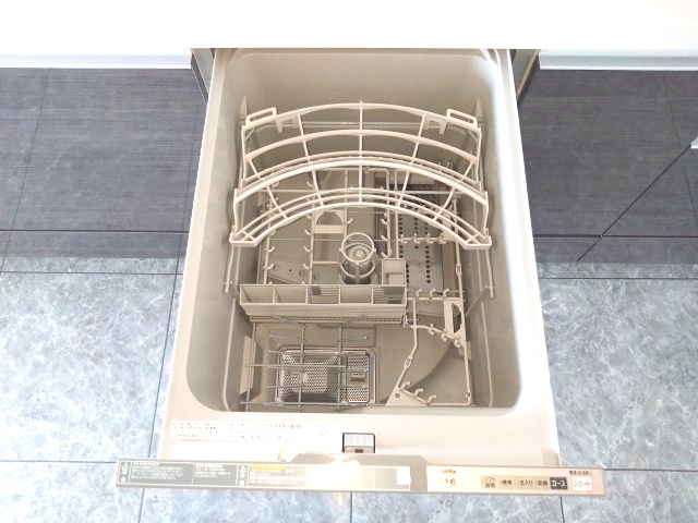 シンフォニアみなみが丘イーストコートD棟のキッチン|食器洗浄乾燥機は高温洗浄により、手洗いよりも高い洗浄力と除菌効果が期待できます！