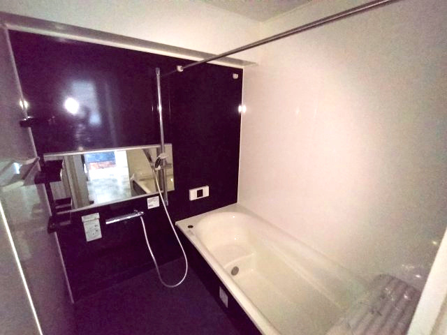 シンフォニアみなみが丘イーストコートD棟の浴室|清潔感のある広いホテルのような浴室では足を伸ばしてリラックスできるゆったりとした浴槽を設置！お子様と一緒に入浴することが出来ます♪