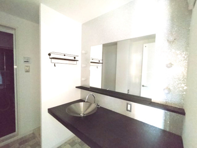 【独立洗面台】 | シンフォニアみなみが丘イーストコートD棟 | おしゃれなデザインの独立洗面化粧台。家族と時間帯が重なることなく、ゆっくりと身だしなみを整えられます！