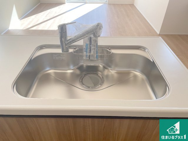 東近江市昭和町　第1期　新築一戸建ての独立洗面台|清潔感のある洗面台です。フラットな鏡は掃除がしやすく毎日清潔！ホースは引き出して使えるので洗顔やお掃除の際に便利です！