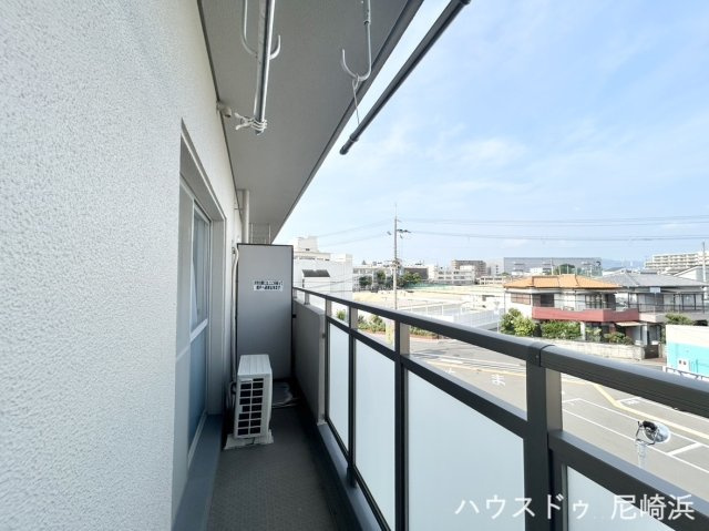 イスズハイツベル大鹿のバルコニー|■洋室2部屋（約5.1帖/約6帖）からバルコニーへ出られます！開放感があり眺望・日当たり・風通しが良い最上階♪他人の目を意識せずゆったりくつろげるのは最上階に住む人の特権！