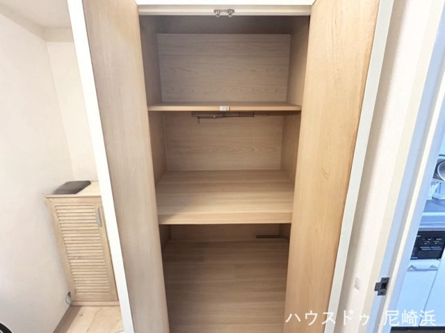 イスズハイツベル大鹿の収納|■（シューズボックスと別で）玄関横にも仕切り棚付きの収納スペースがあり便利です♪