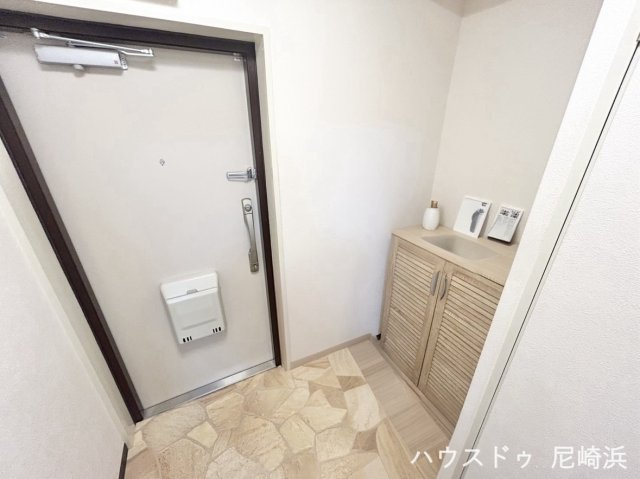 イスズハイツベル大鹿の玄関|■シューズボックス完備で来客時も安心！靴をすっきりと収納でき、玄関が広く清潔に保てます♪