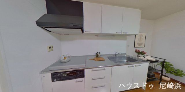 イスズハイツベル大鹿のキッチン|■白を基調とした清潔感溢れる収納も兼ね備えたキッチンスペース。三口コンロとグリルでの同時調理で時短＆効率アップ♪料理～食事の導線もスムーズ♪（家具はイメージ写真になります）
