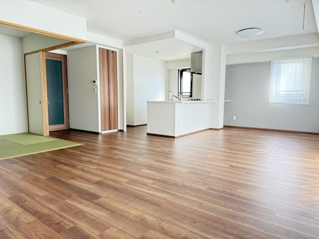 ローレルコート西宮里中町の居間・リビング