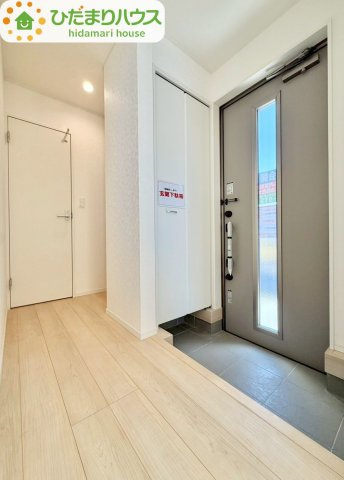 野田市七光台第19　新築戸建　2号棟の玄関|玄関がひろいので親子で並んで仲良く靴が履けますね(^^)/						
