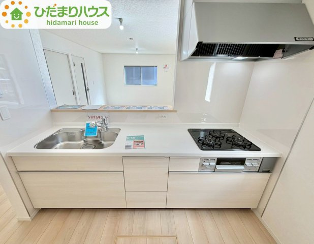 野田市七光台第19　新築戸建　2号棟のキッチン|お子様も自然とお手伝いができる、オープンキッチンで、ママも大助かり(^^♪							
