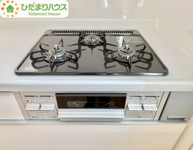 野田市七光台第19　新築戸建　2号棟のキッチン|3口コンロでお料理する時間も短くなりそうですね(*‘∀‘)						
