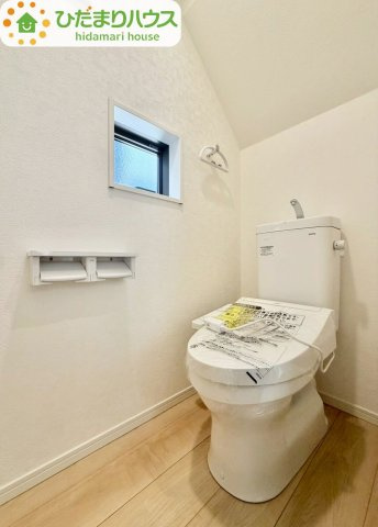 野田市七光台第19　新築戸建　2号棟のトイレ|小窓が付いているので、トイレも明るい空間になっております♪							
