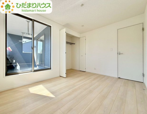 野田市七光台第19　新築戸建　2号棟の洋室|2部屋から出入りできるバルコニーで、お洗濯物の干し分けもできちゃいますね(^^♪							
