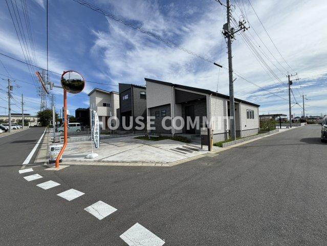 新築戸建　富里市七栄　ザ・ドリームフィールド成田75 ６期　４号棟の前面道路含む現地写真
