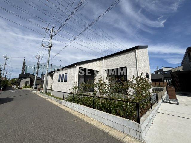 新築戸建　富里市七栄　ザ・ドリームフィールド成田75 ６期　４号棟の前面道路含む現地写真