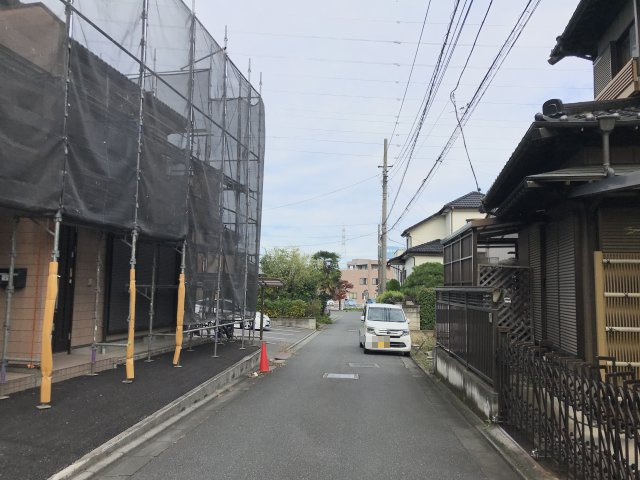 鴻巣市宮地３丁目の売地の前面道路含む現地写真