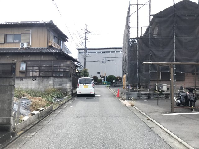 鴻巣市宮地３丁目の売地の前面道路含む現地写真