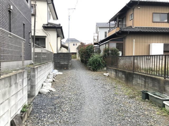 鴻巣市宮地３丁目の売地の前面道路含む現地写真