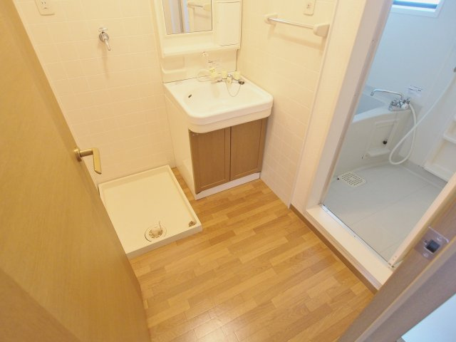 セジュールシャリオAの独立洗面台|※リノベーション前の内装写真です。