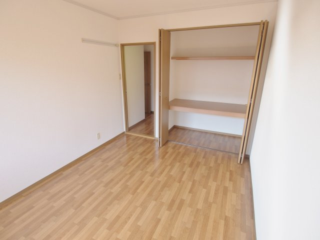 セジュールシャリオAの居間・リビング|※リノベーション前の内装写真です。