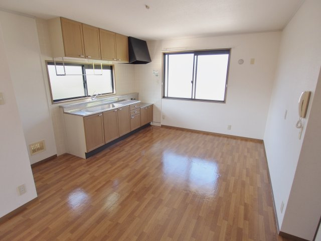 セジュールシャリオAの居間・リビング|※リノベーション前の内装写真です。