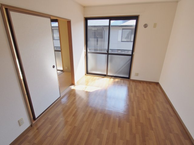 セジュールシャリオAの居間・リビング|※リノベーション前の内装写真です。