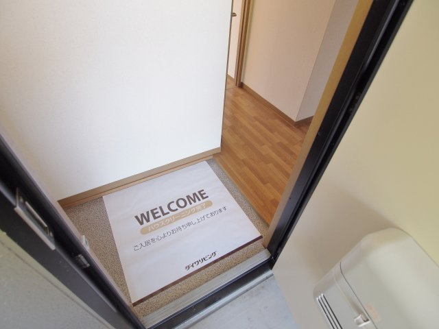 セジュールシャリオAの玄関|※リノベーション前の内装写真です。