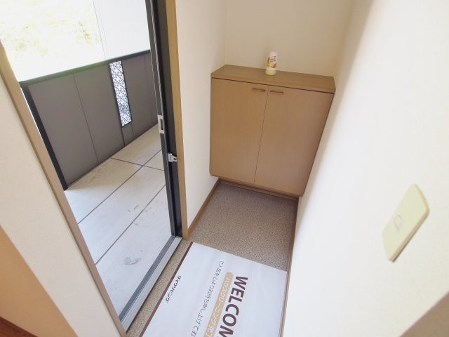 セジュールシャリオAの玄関|※リノベーション前の内装写真です。