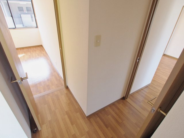 セジュールシャリオAの玄関|※リノベーション前の内装写真です。