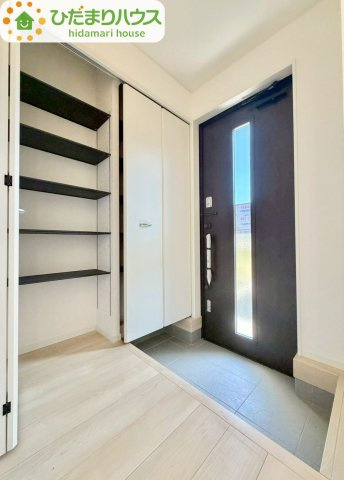 野田市七光台第19　新築戸建　3号棟の玄関|玄関がひろいので親子で並んで仲良く靴が履けますね(^^)/						
